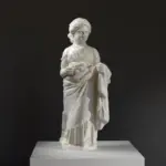 Escultura de Niña con Conejo, réplica de arte clásico.