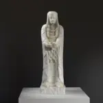 Escultura de la Gran Dama Ofertante en pose de ofrenda.