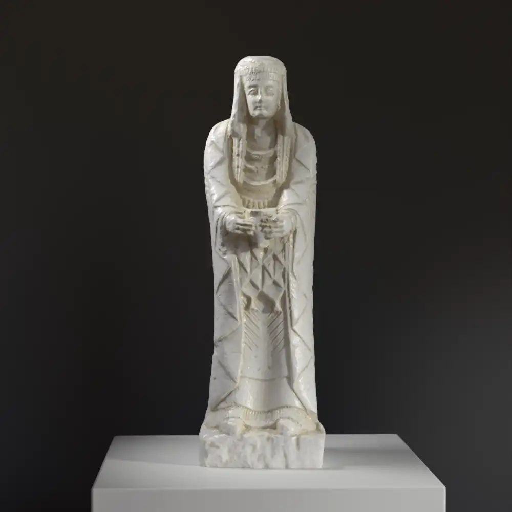 Escultura de la Gran Dama Ofertante en pose de ofrenda.