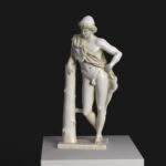 Escultura del Sátiro Reposando con detalles de pantera y pose relajada.