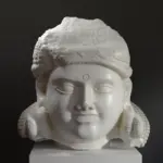 Busto de un Bodhisattva, escultura budista en resina con efecto de mármol y bronce.
