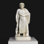 Escultura del tipo Asklepios Giustini con detalles de pátina de mármol y bronce.