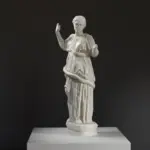 Escultura de Higía en resina con acabado que imita mármol y bronce.
