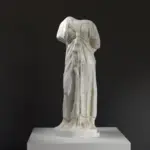 Escultura de Isis en resina con pátina de mármol y bronce.