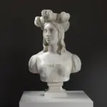Busto de Jeanne d'Arc en resina con detalles de armadura y expresión decidida.