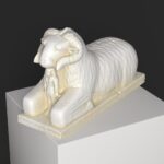 Estatua de Amón en forma de carnero, símbolo de protección y fuerza.