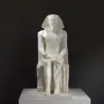 Escultura de Khafre en el Trono, réplica detallada del faraón egipcio.