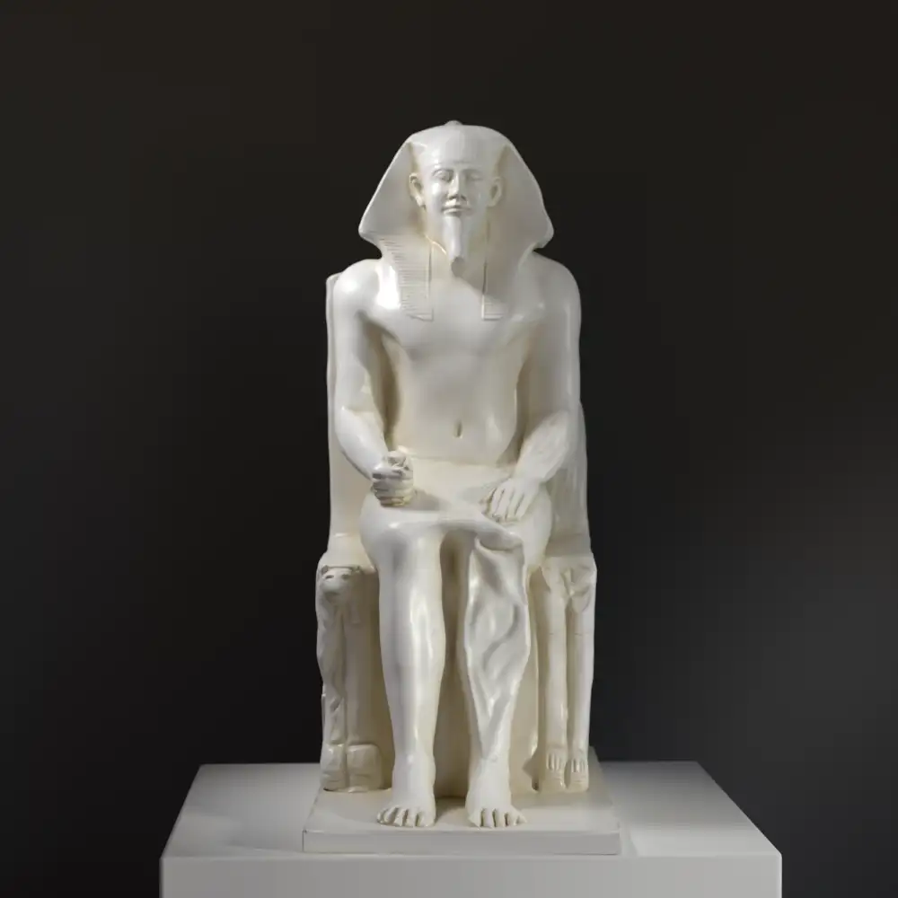Escultura de Khafre en el Trono, réplica detallada del faraón egipcio.