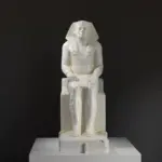 Escultura del Rey Senwosret III en pose sentada, representando la maestría del arte egipcio antiguo.