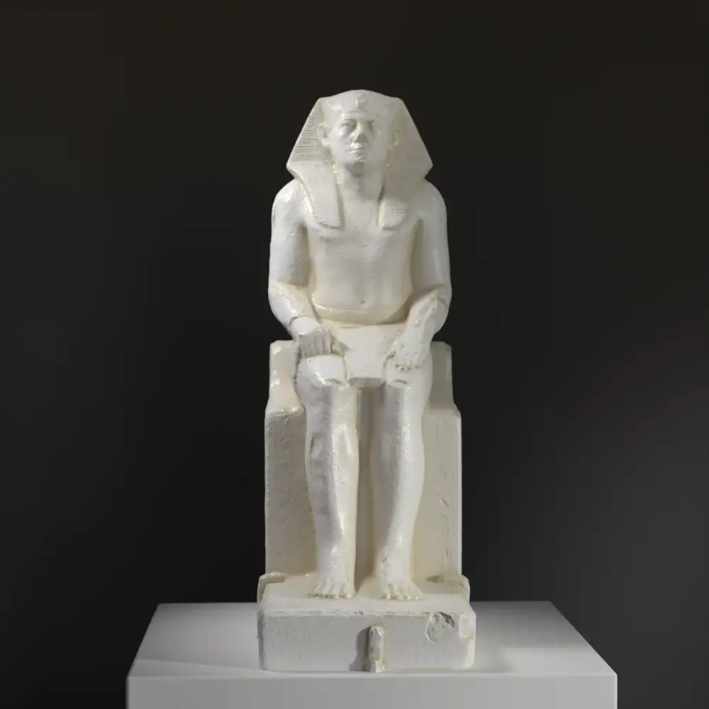 Escultura del Rey Senwosret III en pose sentada, representando la maestría del arte egipcio antiguo.