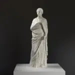 Escultura de Kore-Persefone en resina con acabado de pátina.