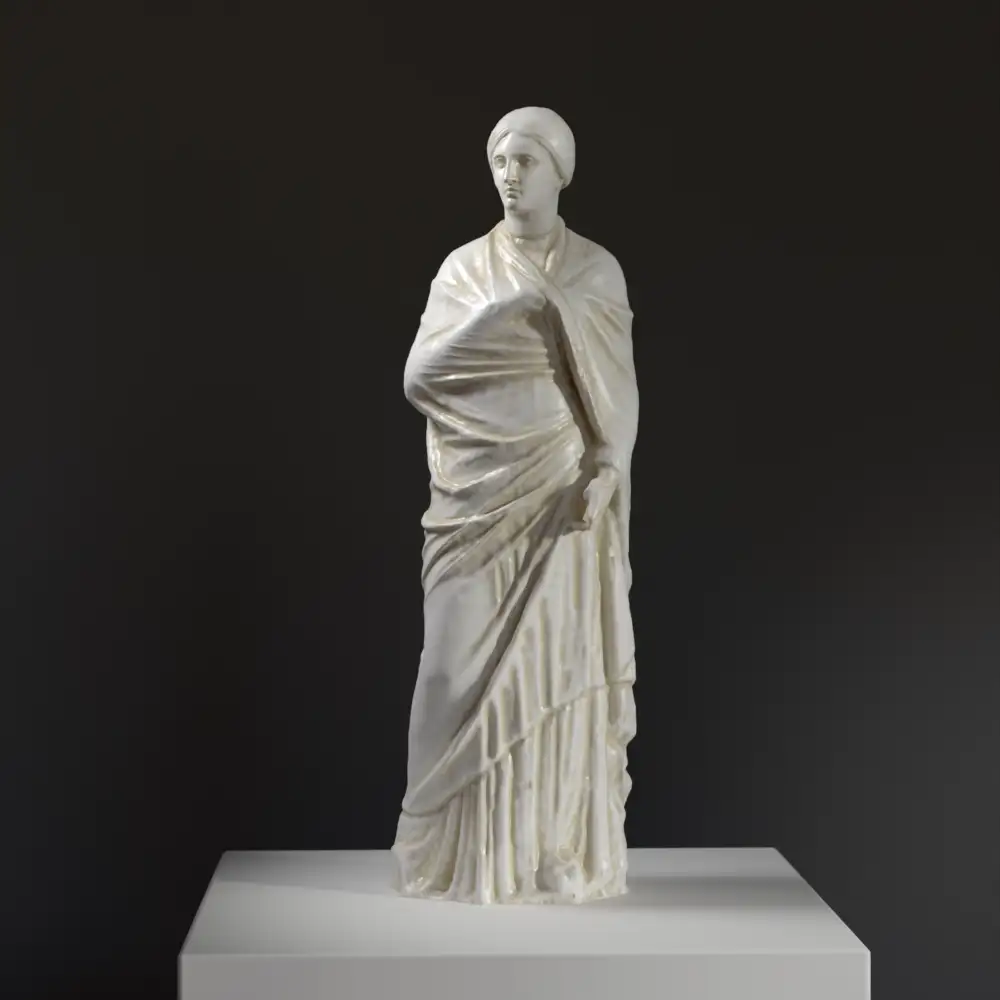 Escultura de Kore-Persefone en resina con acabado de pátina.