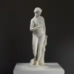 Escultura de L'Amitié (Amistad) en el Louvre de París, una figura femenina desnuda que simboliza la amistad.