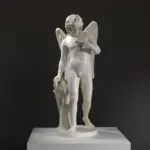 Escultura del Amor acariciando el Alma mientras se prepara para atormentarla, mostrando a Eros y una mariposa.