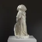 Escultura de la Estatua de Mármol de Atenea, mostrando su armadura y túnicas.