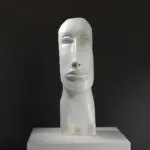 Busto de Máscara en Lausana, Suiza, escultura de resina con efecto de mármol y bronce.