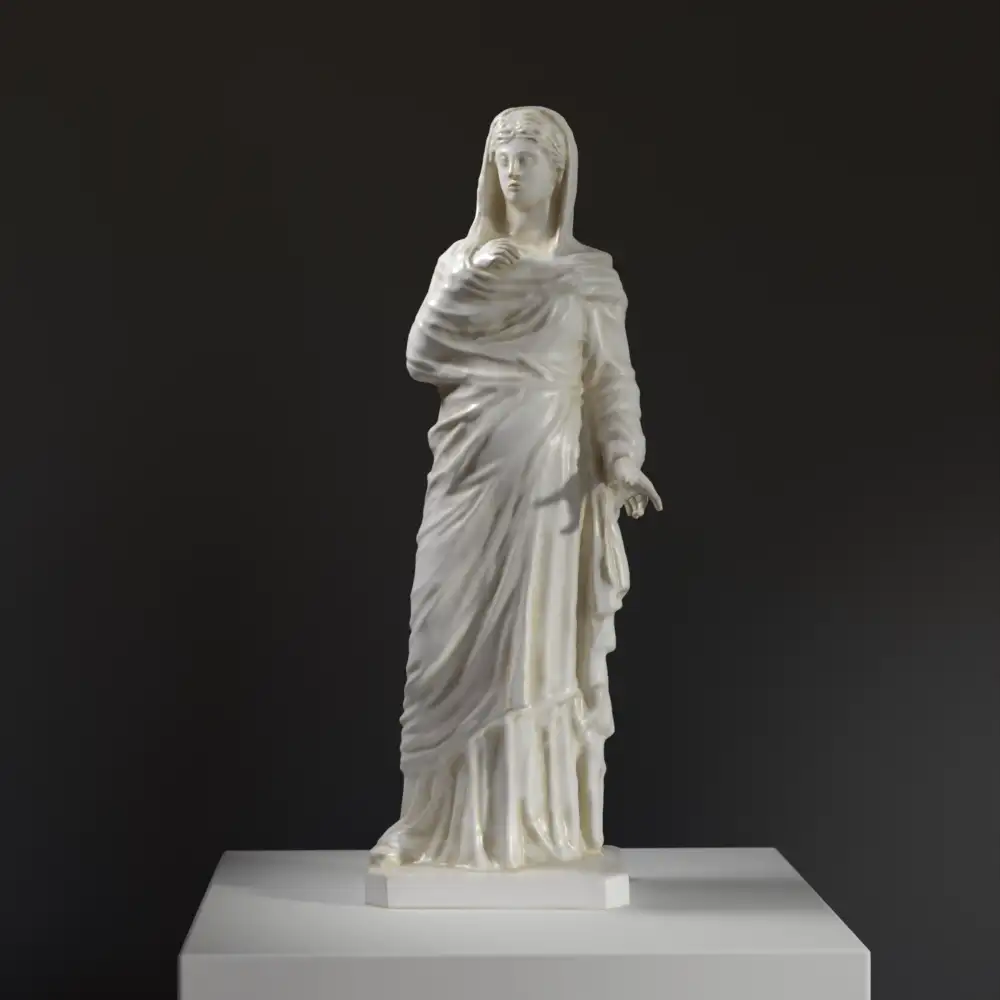 Escultura de Matrona en resina con detalles intrincados.