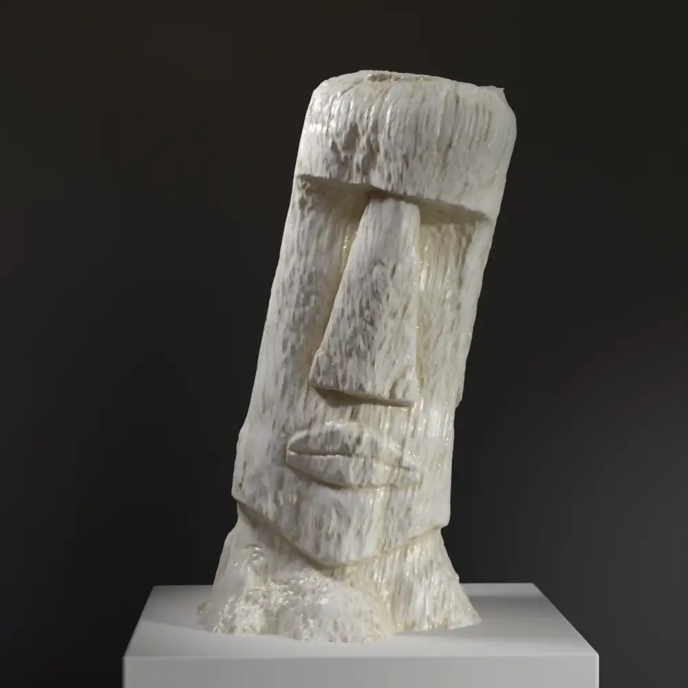 Busto de Cabeza Moai en resina con pátina de mármol y bronce.