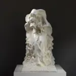 Escultura de Madre e Hijo con detalles en mármol y bronce.