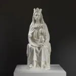 Escultura de la Madre de Dios en resina con acabado de pátina.
