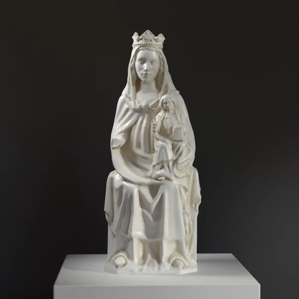 Escultura de la Madre de Dios en resina con acabado de pátina.