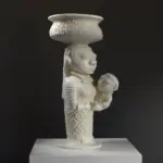 Escultura de la Maternidad Sinu en resina con pátina que imita mármol y bronce.
