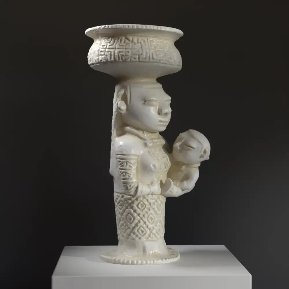 Escultura de la Maternidad Sinu en resina con pátina que imita mármol y bronce.