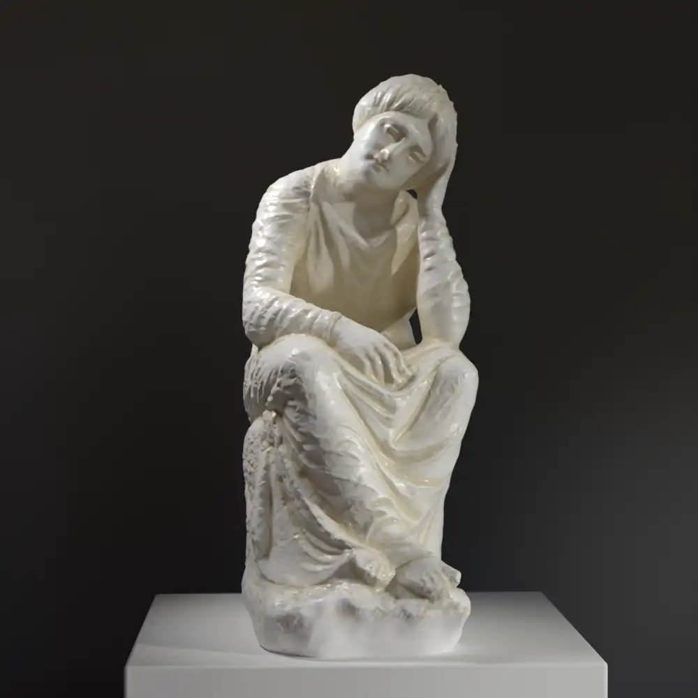 Escultura del Sirviente de Duelo en resina con acabado en mármol y bronce.