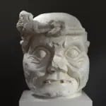 Busto del Viejo Pawahtuun, escultura maya en resina.