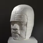 Busto de la Cabeza Colosal Olmeca en resina con efecto de pátina.