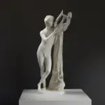 Escultura de Pothos en resina con acabado de mármol y bronce.