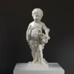 Escultura de Putto con máscara de tambor y guirnalda de flores