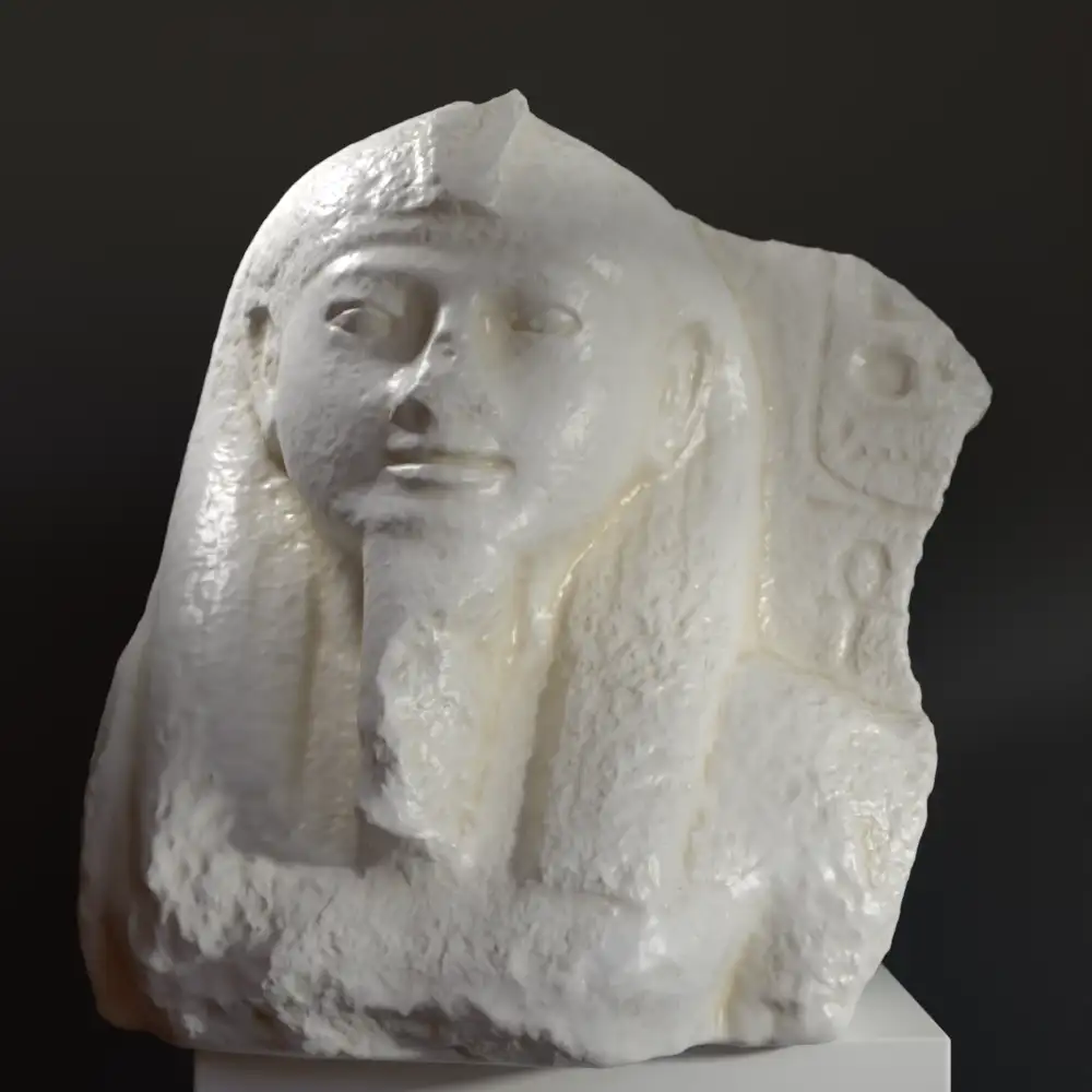 Busto de la Cabeza de Granito Rojo del Rey Ramsés II, escultura que muestra detalles intrincados y jeroglíficos.