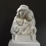 Relieve con la Virgen y el Niño, destacando la ternura maternal.