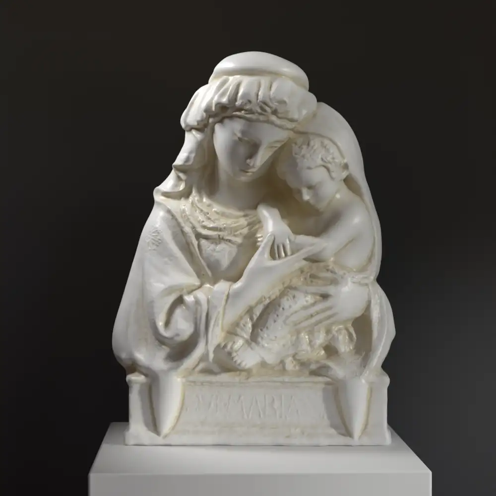 Relieve con la Virgen y el Niño, destacando la ternura maternal.