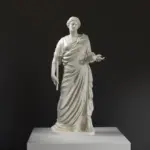 Escultura de Mujer Drapada en Mármol Romano, mostrando detalles del chiton y el manto.