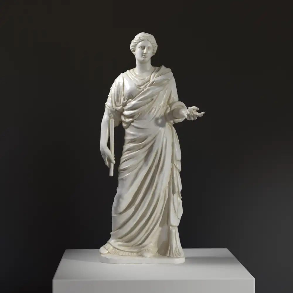 Escultura de Mujer Drapada en Mármol Romano, mostrando detalles del chiton y el manto.