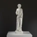 Escultura de San Bartolomé con detalles de su barba y piel desollada.