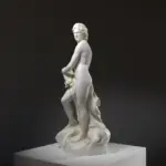 Escultura de Adonis en Bruselas, Bélgica, representando la belleza mitológica.