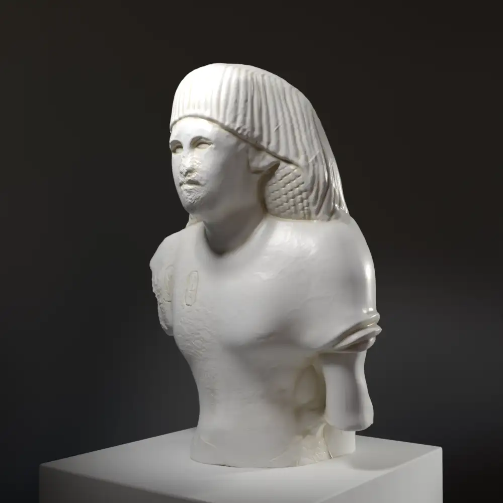 Busto de Bubastis, escultura que representa la parte superior de una estatua de un oficial egipcio.