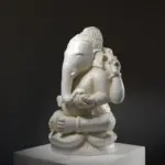 Escultura de Ganesha en resina con efecto de mármol y bronce.