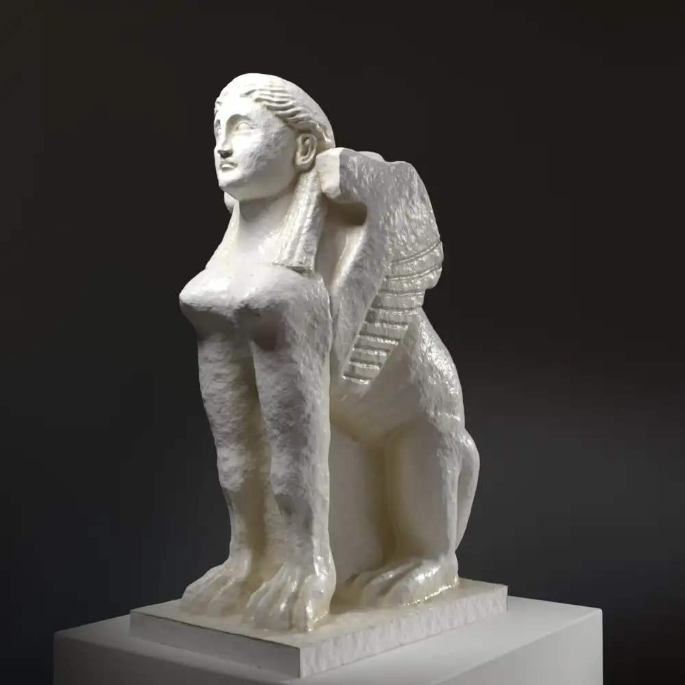 Escultura de la Esfinge Griega con detalles de resina y pátina.