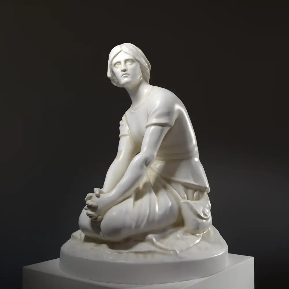 Escultura de Juana de Arco en Domremy, mostrando su figura serena y contemplativa.