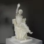 Escultura de Anacreón en resina con acabado de mármol y bronce.