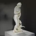 Escultura de Afrodita, réplica de la Venus de Colonna en resina.