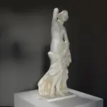 Réplica de la escultura de Afrodita en El Louvre de París, mostrando su pose y detalles.