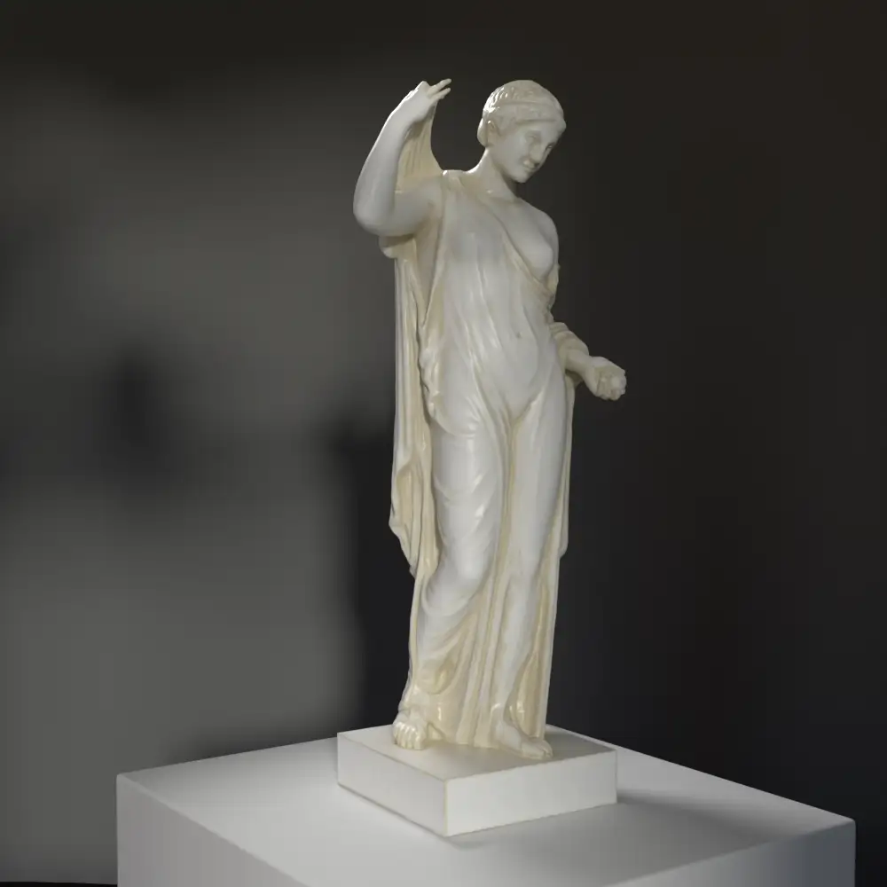 Escultura de la diosa Afrodita sosteniendo una manzana, representando la belleza y el amor.