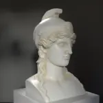 Busto de Atenea en resina con detalles en mármol y bronce.