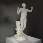 Escultura del Atleta Torlonia, réplica de Policleto Diadumenos en resina.