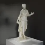 Escultura del Compañero de Diana en el Louvre de París, Francia.